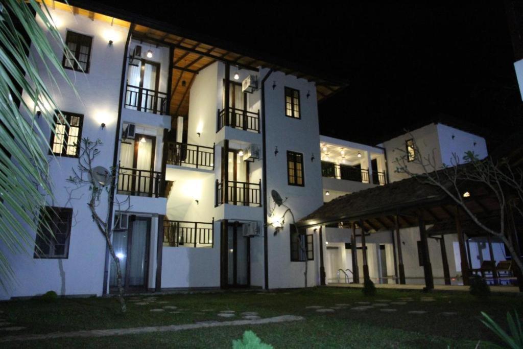 Lagoon Boutique Hotel Kanattegoda Extérieur photo