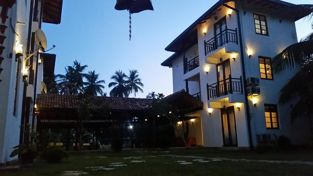 Lagoon Boutique Hotel Kanattegoda Extérieur photo